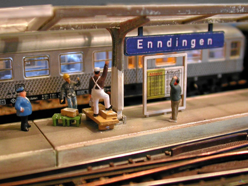 044 Szenen vom Gleis 2.JPG - Szene von Gleis 2: die Renovierung des Bahnsteigdaches kommt voran